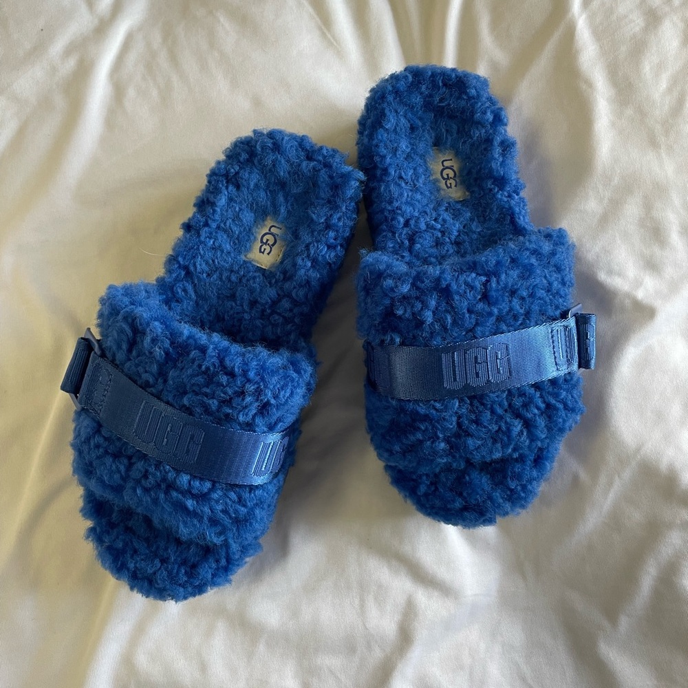 Selling my UGG slippers size 6 worn once!